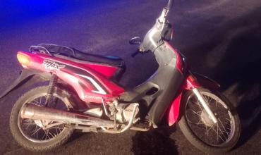 Colisión entre una camioneta y una motocicleta dejó a una mujer hospitalizada en Chepes