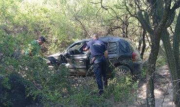 Vuelco de un automóvil camino al Dique de Olta: una mujer resultó con lesiones leves