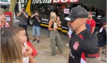 Juan Sebastián Verón, como un hincha más en San Nicolás: viaje en colectivo y una postal que se volvió viral