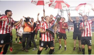 Ahora sí: festejo a todo trapo de Estudiantes en la madrugada platense