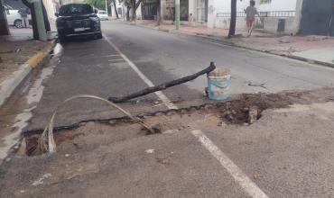 Alerta por una zanja de gran profundidad en calle Corrientes