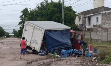 Un camión cargado de cerveza cayó en una zanja en el barrio 8 de Diciembre