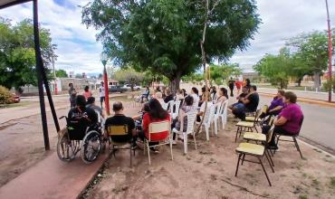 Sentada en el hospital de Chañar porque colapsó el pozo ciego y el olor es insoportable