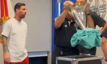 Lionel Messi sorprendió a la Policía de Fort Lauderdale con el trofeo de la MLS