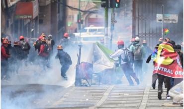 Violentas protestas en Bolivia por el retiro del subsidio a los combustibles dejaron al menos cuatro policías heridos