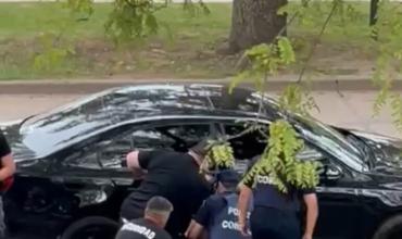 Entró a una fábrica, hirió a 15 trabajadores a puñaladas y los roció con un líquido
