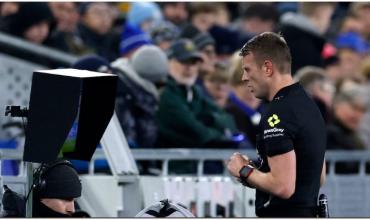 Gestión del tiempo, más intervención del VAR y nuevas tecnologías: los cambios que se vienen en el fútbol para 2026