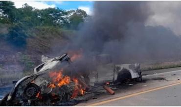 Tragedia en Brasil: once muertos tras un brutal choque frontal seguido de incendio