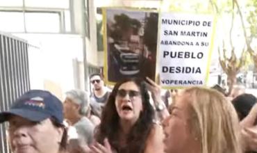 Incidentes en la puerta de la Municipalidad de San Martín por las inundaciones
