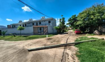 Cayó un poste de luz y obstruyó la calzada en el barrio Cooperativa Santa Rosa II