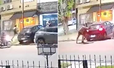 Dos motochorros le quisieron robar el auto a una mujer y su pareja los echó a las trompadas