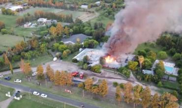 Un incendio arrasó un hotel repleto de turistas extranjeros en Uruguay: se tiraron por la ventana para escapar