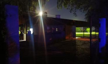 Robaron una garrafa y bebidas de una cantina en el Camping del Colegio Médico