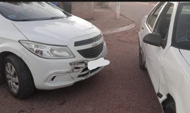Choque entre dos autos dejó solo daños materiales en El Portezuelo
