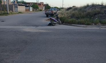 Colisión entre una motocicleta y una camioneta dejó un joven con lesiones leves
