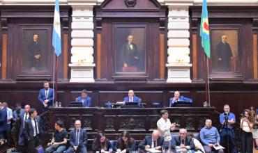 Mientras Kicillof impulsa las reelecciones indefinidas, LLA redobla la ofensiva por la Boleta Única de Papel