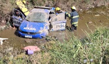 Un patrullero cayó a un canal de desagüe durante una persecución en Córdoba: dos policías resultaron heridos