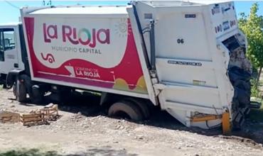 Barrio Néstor Kirchner: un camión recolector se hundió en la calle Ernesto Sábato