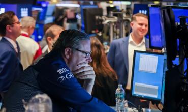 Mercados: acciones y bonos operan con leve alza y el foco puesto en los dólares que usará el Gobierno para pagar la deuda