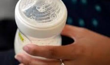 Alerta de la ANMAT: retiran del mercado lotes de leche para bebés por posible contaminación