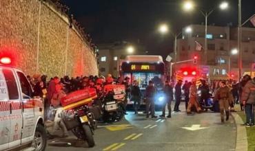 Un colectivo atropelló y pasó por encima a manifestantes en Jerusalén: hay un muerto