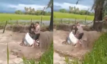 Dramático rescate de una pareja de turistas atrapada en un auto por la inundación en Salta