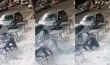 Sobrevivió de milagro: comía en Palermo y un blindex le cayó en la cabeza