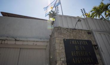 El Gobierno evalúa reabrir la embajada argentina en Venezuela mientras Trump continúa con la transición