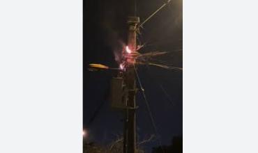 Vecinos alertaron por explosiones en un pilar del alumbrado público