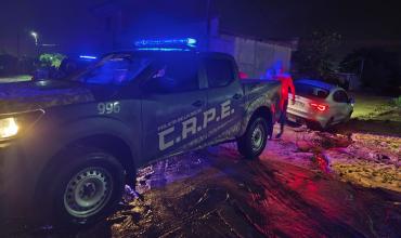 Un automóvil quedó varado por las lluvias