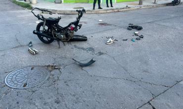 Grave accidente en barrio Evita: un motociclista quedó internado en terapia intensiva
