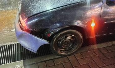 Auto mal estacionado quedó involucrado en un siniestro vial en Pelagio B. Luna y 25 de Mayo