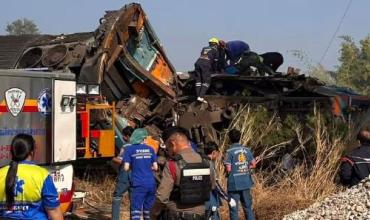 Tragedia en Tailandia: una grúa cayó sobre un tren en marcha y dejó al menos 25 muertos