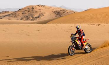 Luciano Benavides tomó la punta del Rally Dakar en motos a dos etapas del final