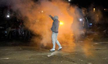 Un agente de migraciones baleó a un inmigrante durante un arresto en Minneapolis y crece la tensión