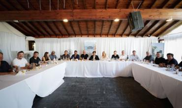 Kicillof reunió a intendentes en la Costa y llamó a construir un peronismo “amplio y federal”