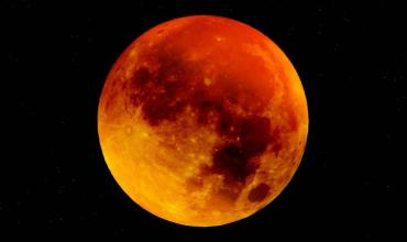 Ochenta y dos minutos teñida de rojo: la Luna de Sangre cubrirá el cielo argentino en un espectáculo único