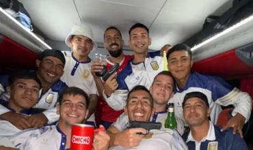 Polémica en el ascenso argentino por la foto de los futbolistas que celebraron el pase a la final con dos pistolas: “Ni cuenta nos dimos”