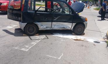  Choque en Av. Primero de Marzo y Malvinas Argentinas: un vehículo volcó y hubo traslado al hospital