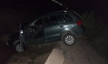 Sanagasta: un automóvil cayó en la defensa del río tras no advertir el final de la calle