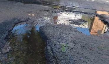 La Rioja: vecinos reclaman por importante bache que causa accidentes constantemente