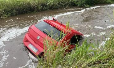 Accidente fatal en Tucumán: un auto perdió el control, cayó en un canal y tres jóvenes murieron