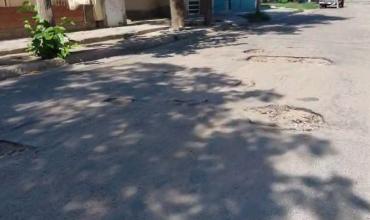 Vecinos reclaman por el estado de la calle frente al hospital Vera Barros