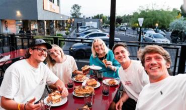 Cuatro nietos convirtieron las recetas de su abuela en una focaccería: cada plato lleva un nombre muy especial