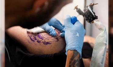 El tatuaje ya es norma en Argentina: lo tiene el 60% de la población, pero 3 de cada 4 perciben prejuicios en el trabajo