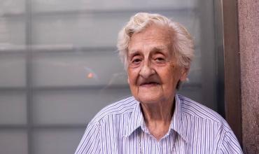 Es profesora de inglés jubilada y a los 89 años vende sillitas de muñecas en la calle para llegar a fin de mes