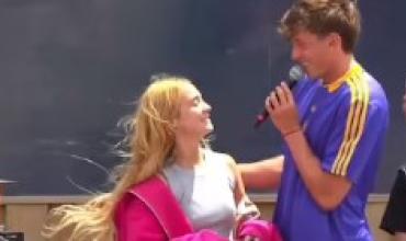 La romántica declaración de Marcos Giles a Ángela Torres que terminó en un beso ante una multitud