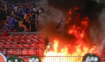 Otro escándalo con la barra de la U de Chile: provocaron incendios en el Estadio Nacional durante el duelo ante Audax Italiano