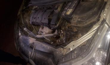 Principio de incendio en un automóvil sobre colectora Bartolomé Mitre