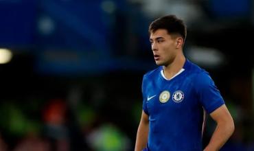 Tras sacarlo del Dortmund, Chelsea volvió a ceder a Aaron Anselmino: será compañero de dos argentinos